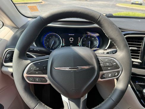 Used 2024 Chrysler Pacifica Touring-L FWD image 22