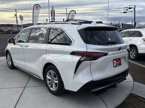 Used 2021 Toyota Sienna Limited image 5