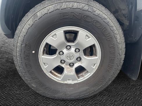 Used 2010 Toyota Tacoma 4x4 Access Cab V6 w/ TRD Off-Road Pkg image 11
