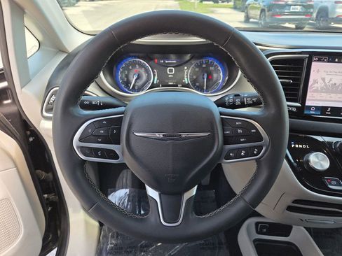 Used 2023 Chrysler Pacifica Touring-L FWD image 28