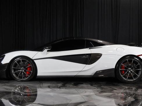 Used 2019 McLaren 570S Spider image 2