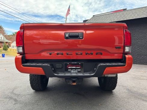 Used 2018 Toyota Tacoma TRD Sport image 4