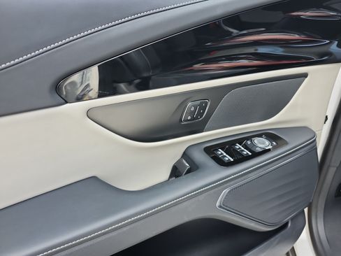 Used 2024 Lincoln Nautilus Premier AWD/4WD image 16