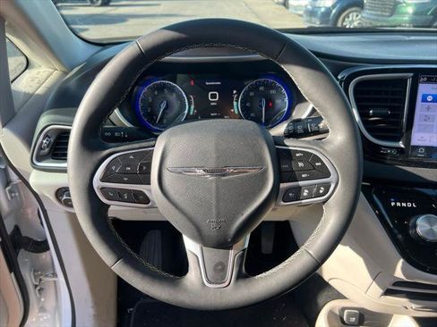 Certified 2024 Chrysler Pacifica Touring-L FWD image 11
