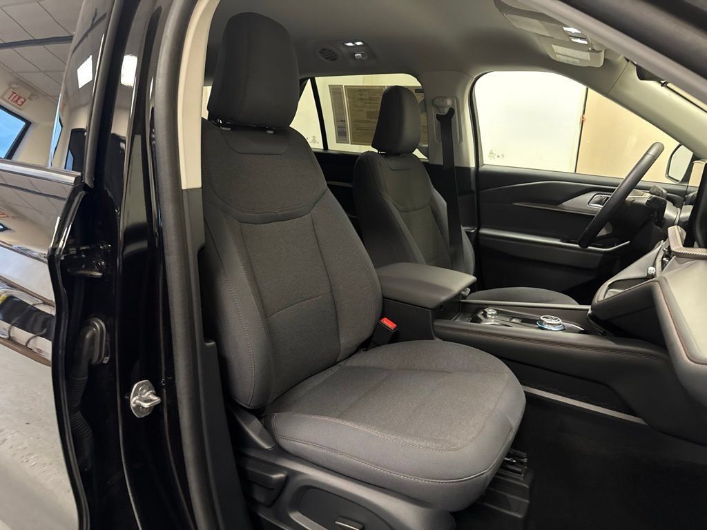 Used 2025 Ford Explorer Active AWD/4WD image 29