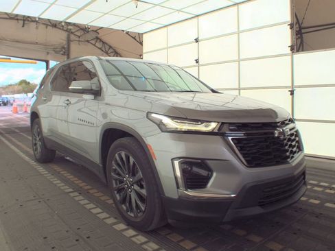 Used 2023 Chevrolet Traverse RS FWD image 2