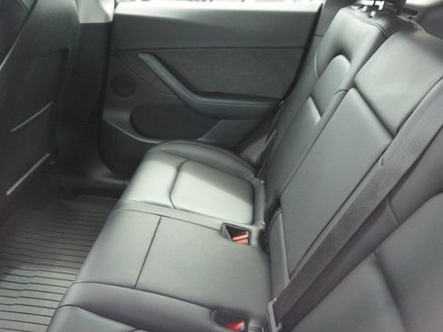 Used 2022 Tesla Model Y Long Range image 10