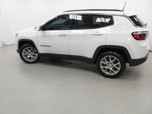 Certified 2024 Jeep Compass Latitude w/ Sun and Sound Group AWD/4WD image 14