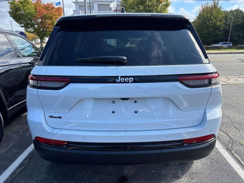 New 2025 Jeep Grand Cherokee Altitude image 3