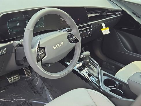 New 2025 Kia Niro EX Touring image 17