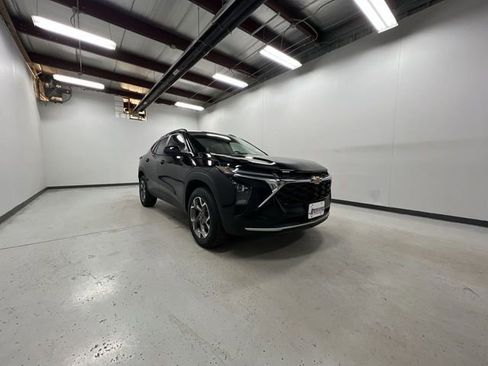 New 2026 Chevrolet Trax LT w/ LT Convenience Package FWD image 2