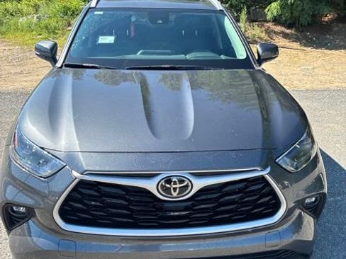 Used 2023 Toyota Highlander XLE AWD/4WD image 1