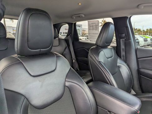 Used 2019 Jeep Cherokee Latitude Plus image 11