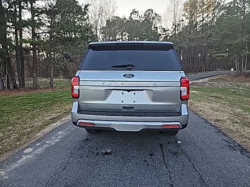 Used 2024 Ford Expedition Max XLT image 6