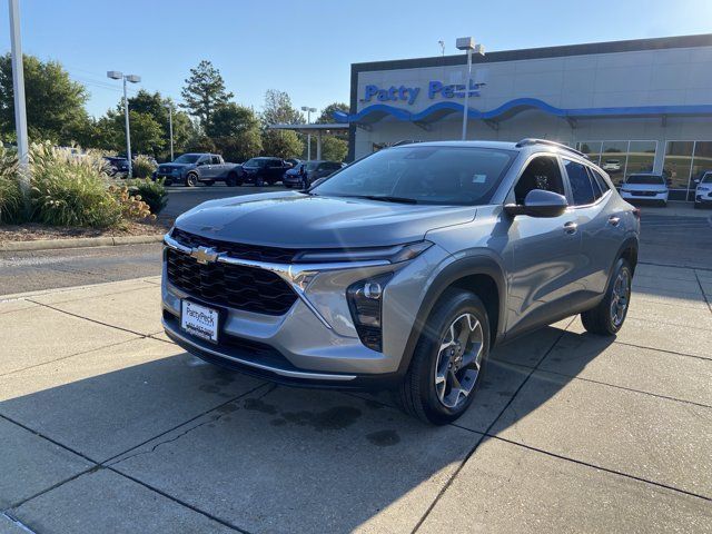 Used 2024 Chevrolet Trax LT w/ Driver Confidence Package FWD image 4