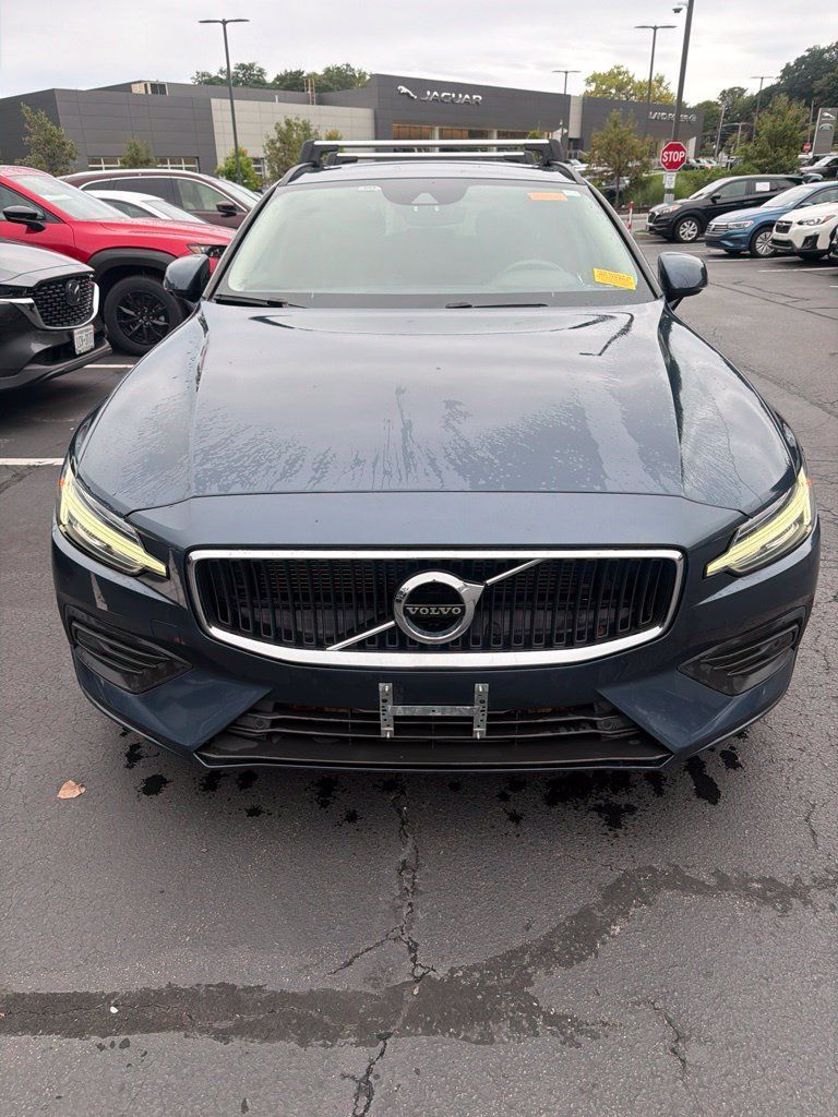 Used 2019 Volvo V60 T6 Momentum AWD/4WD image 4