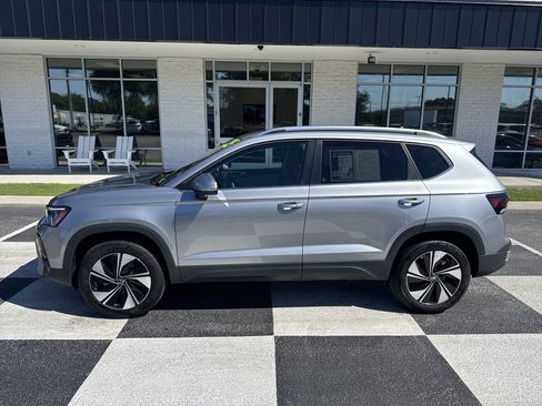 Used 2025 Volkswagen Taos SE w/ Panoramic Sunroof Package AWD/4WD image 1