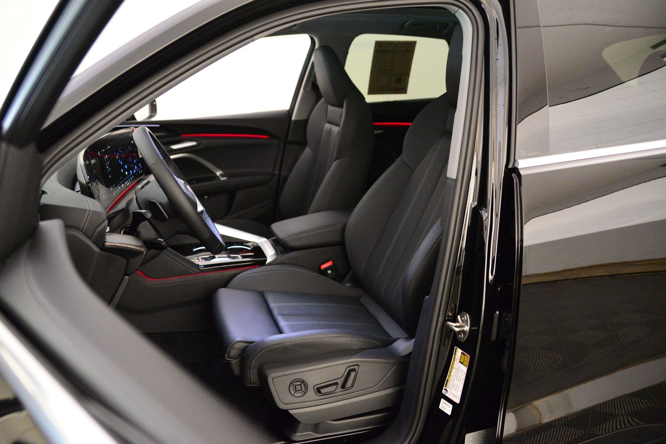 New 2025 Audi Q5 Premium Plus w/ Premium Plus AWD/4WD image 4