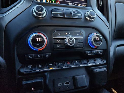 Used 2022 GMC Sierra 2500 Denali w/ Denali Black Diamond Edition image 11