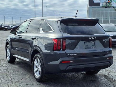 Used 2023 Kia Sorento LX image 4