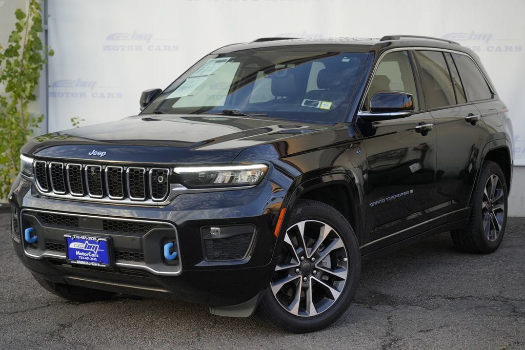 Used 2023 Jeep Grand Cherokee Overland w/ Advanced Protech Group III AWD/4WD image 2