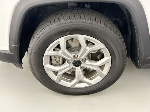 Used 2025 Jeep Compass Latitude AWD/4WD image 11