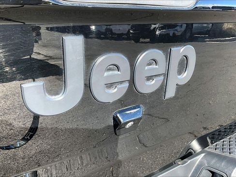 Used 2023 Jeep Gladiator Sport image 25