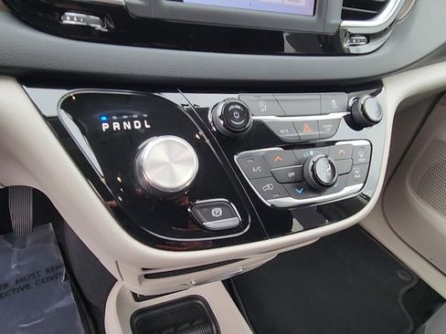 Used 2022 Chrysler Voyager LX FWD image 38