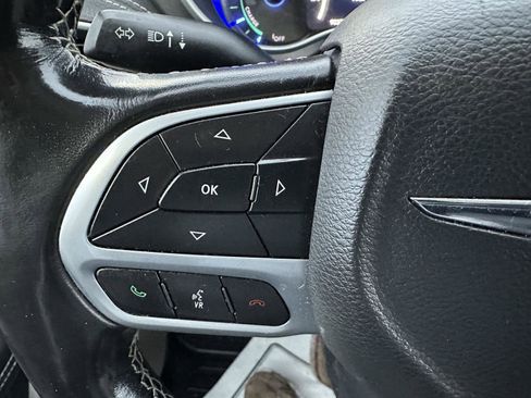 Used 2021 Chrysler Pacifica Touring-L image 28