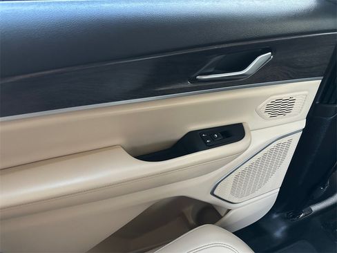 Used 2022 Jeep Grand Cherokee L Limited image 36