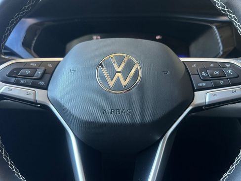 Used 2023 Volkswagen Taos SE w/ Panoramic Sunroof Package FWD image 23