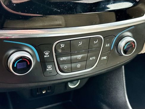 Used 2022 Chevrolet Traverse LS image 17