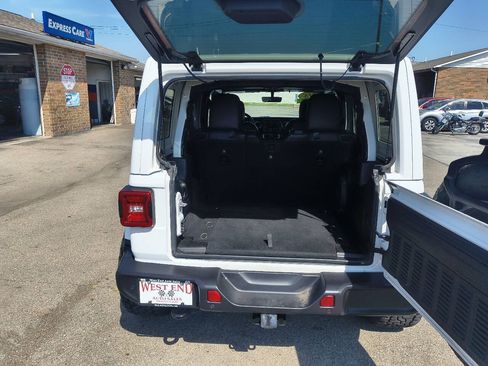 Used 2018 Jeep Wrangler Unlimited Sahara AWD/4WD image 7
