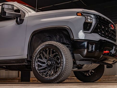 Used 2024 Chevrolet Silverado 2500 ZR2 w/ Technology Package image 11