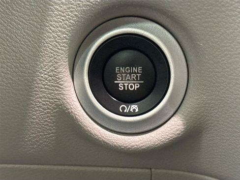 Used 2024 Chrysler Pacifica Touring-L FWD image 21