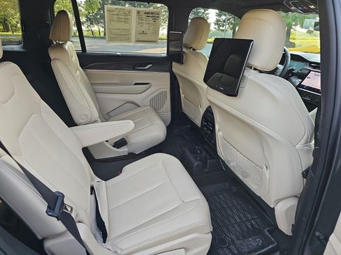 Used 2023 Jeep Grand Cherokee L Limited w/ Luxury Tech Group II AWD/4WD image 15