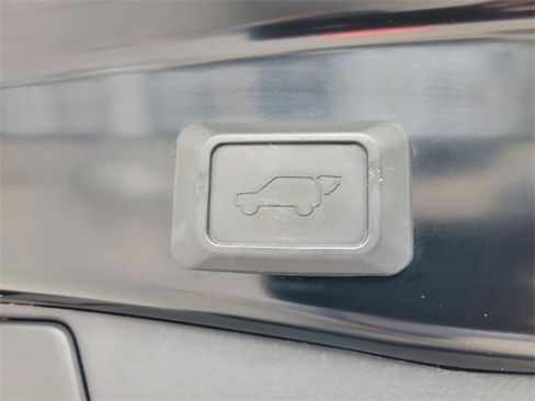 Used 2022 Toyota RAV4 XLE w/ Convenience Package image 5