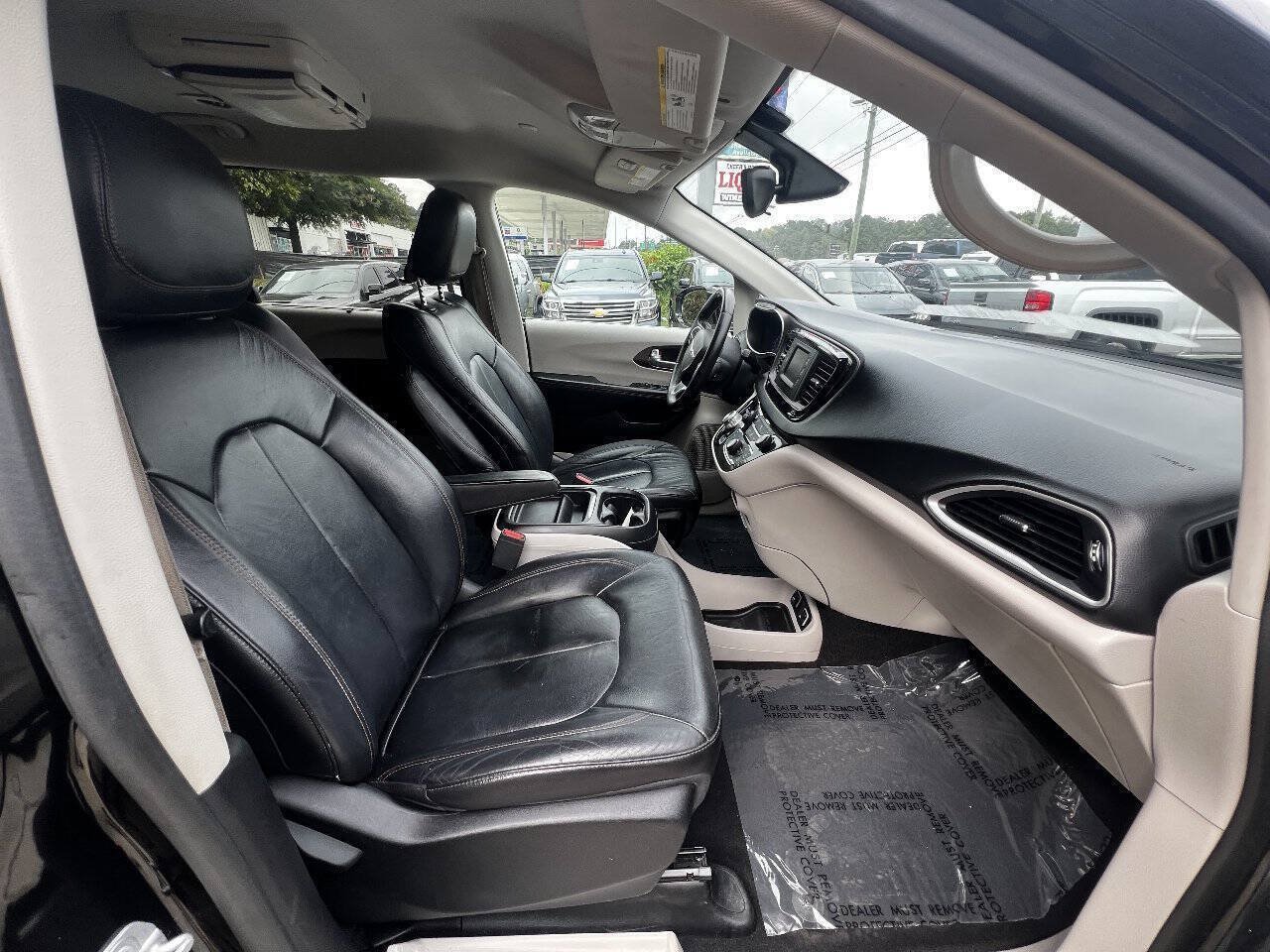 Used 2017 Chrysler Pacifica Touring-L FWD image 14