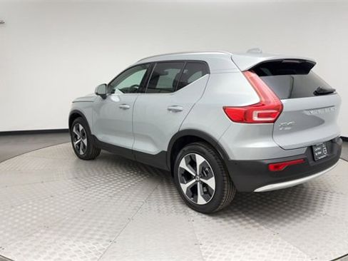 Certified 2025 Volvo XC40 B5 Plus image 4