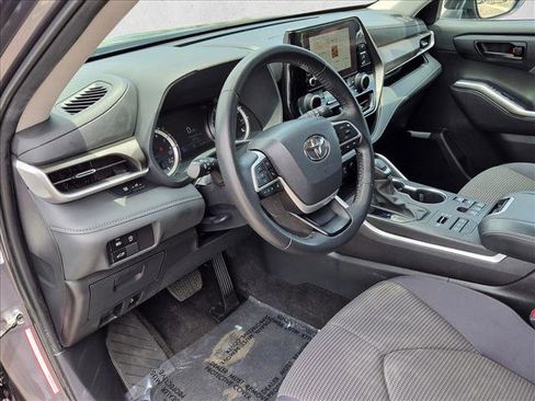 Used 2024 Toyota Highlander LE AWD/4WD image 10