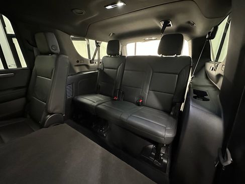 Used 2025 Chevrolet Suburban Z71 image 25