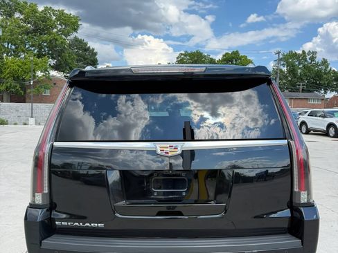 Used 2017 Cadillac Escalade Luxury AWD/4WD image 5