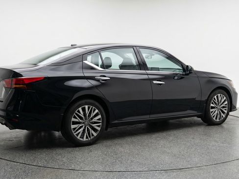 Used 2025 Nissan Altima 2.5 SV image 9