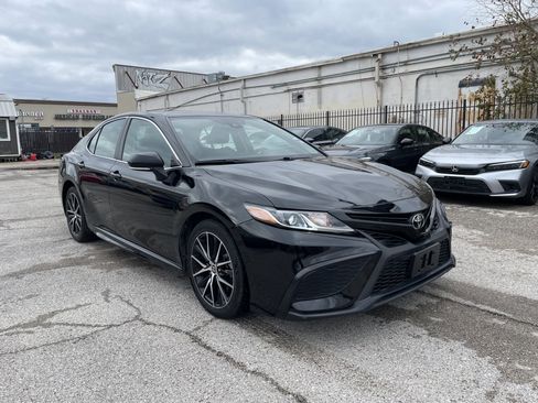 Used 2022 Toyota Camry SE FWD image 2