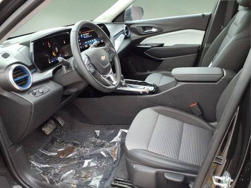 Used 2025 Chevrolet Trax LT w/ Driver Confidence Package image 11