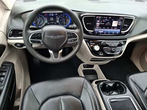 Used 2024 Chrysler Pacifica Touring-L FWD image 2