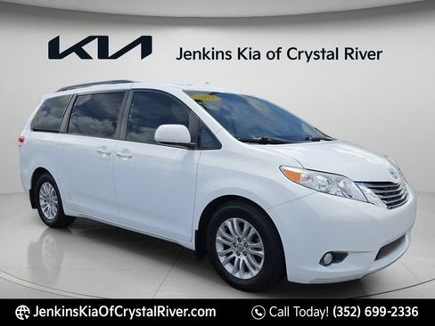 Used 2011 Toyota Sienna XLE w/ XLE Navigation Pkg FWD image 2