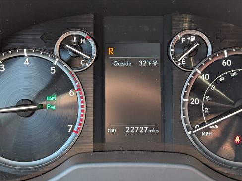 Used 2023 Lexus GX 460 Premium w/ Premium Package image 32