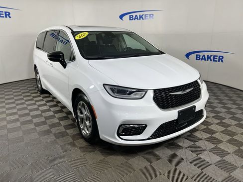 Used 2024 Chrysler Pacifica Limited image 2