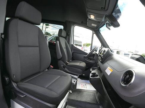 Used 2025 Mercedes-Benz Sprinter 2500 image 29